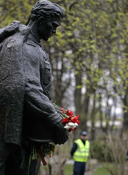 Un policía vigila un monumento en Tallin.