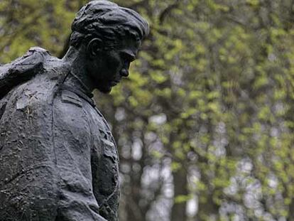 Un policía vigila un monumento en Tallin.