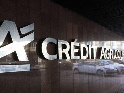 Logotipo de Crédit Agricole en una oficina bancaria de la entidad en Kiev (Ucrania). 