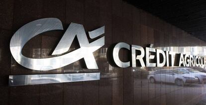 Logotipo de Crédit Agricole en una oficina bancaria de la entidad en Kiev (Ucrania).