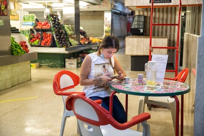 Una vecina se resguarda del calor en el refugio climático del mercado municipal de Pacífico, en Madrid.