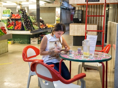 Una vecina se resguarda del calor en el refugio climático del mercado municipal de Pacífico, en Madrid.