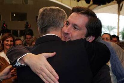 Gómez Cueli se abraza ayer con el presidente del PP, Javier Arenas, en un acto celebrado en Sevilla.