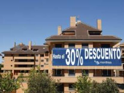 Un cartel anunciando descuentos en la venta de viviendas en Madrid. EFE/Archivo