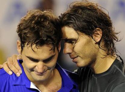 Rafa Nadal consuela a Roger Federer tras derrotarle en la final del Abierto de Australia.