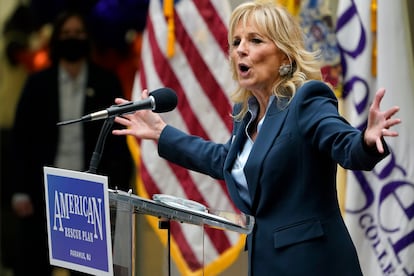 La primera dama Jill Biden habla durante una visita al Bergen Community College en Paramus, Nueva Jersey.