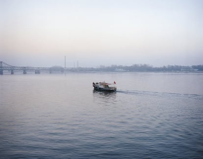 'Boda. Vista de una celebración de boda en el río que divide Corea del Norte y China, Dandong, China 2007'.