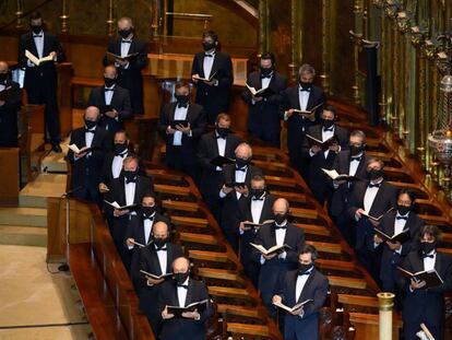 El cor del Liceu canta amb mascareta al concert inaugural de la temporada al Monestir de Montserrat.