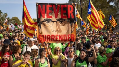 Varios manifestantes portan este miércoles una imagen del 'expresident' Carles Puigmont durante la Diada de Barcelona.