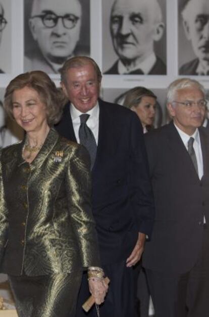 La Reina, Leopoldo Rodés y Ferran Mascarell, ayer en el Macba.