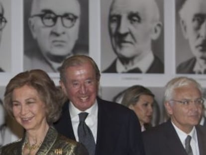 La Reina, Leopoldo Rodés y Ferran Mascarell, ayer en el Macba.