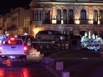 La camioneta con los cuerpos es retirada por las autoridades en Zacatecas.