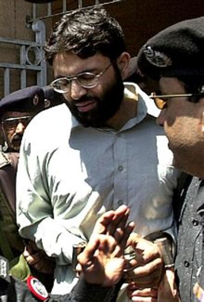 El jeque Omar, rodeado por policías a su llegada a un tribunal de Karachi el pasado 29 de marzo.