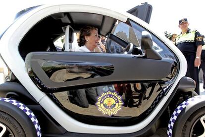 Rita Barberá, al volante del vehículo eléctrico cedido a la Policía Local.