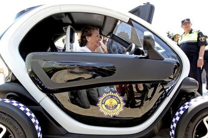 Rita Barber&aacute;, al volante del veh&iacute;culo el&eacute;ctrico cedido a la Polic&iacute;a Local.