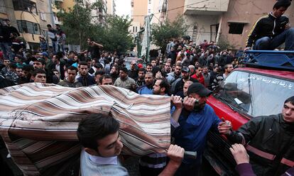 El cuerpo sin vida de una persona es evacuado del lugar del atentado con coche bomba en Beirut (Líbano).