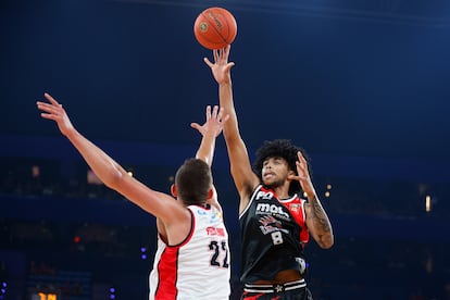 Izan Almansa (derecha) lanza durante su partido con los Perth Wildcats ante Illawarra Hawks.