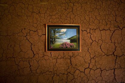 Paisagem pendurada no interior da casa de um garimpeiro de diamantes de Areinha.