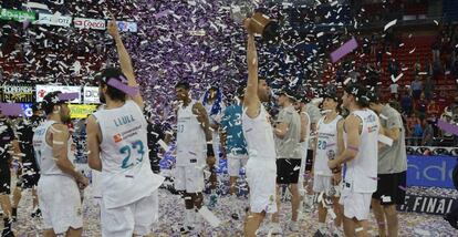 El Real Madrid celebra su victoria en la Liga ACB.