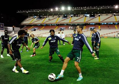 Los jugadores del Madrid se ejercitan después de suspenderse el partido.