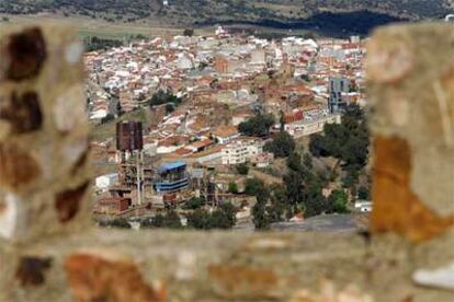 Vista general de Almadén. A la izquierda se aprecia el pozo cerrado de la mina de mercurio.