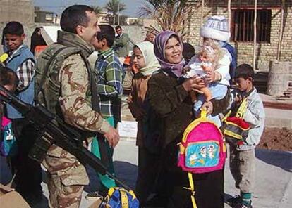 Los soldados españoles destacados en Diwaniya reparten juguetes a los niños de la ciudad.