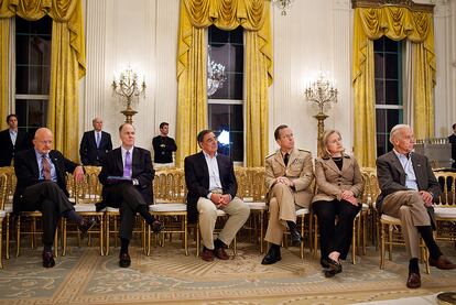 Desde la izquierda: James Clapper, director de la Inteligencia Nacional; Tom Donilon, asesor de Seguridad Nacional; Leon Panetta, director de la CIA; el almirante Mike Mullen; la secretaria de Estado Hillary Clinton, y el vicepresidente de EE UU, Joe Biden. Todos ellos atentos a las primeras explicaciones que Obama ofreció sobre la muerte de Bin Laden.