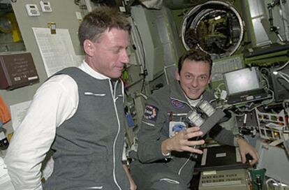 Pedro Duque (derecha) realiza un experimento junto a Michael Foale a bordo de la Estación Espacial Internacional.