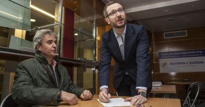 El alcalde de Vitoria, Javier Maroto, firma la ILP 'Ayudas+Justas'.