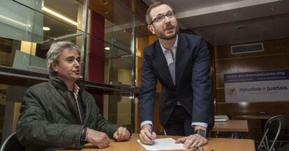 Javier Maroto, firma la ILP 'Ayudas+Justas' junto a Patxi Gómez.