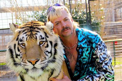 Joe Exotic – Aunque lejos del glamur de las colinas de Los Ángeles, el excéntrico criador de grandes felinos protagonista de la serie documental Tiger King (Netflix) también quiso copar la atención mediática postulándose como candidato político. Primero como aspirante a la presidencia de Estados Unidos en 2016 y, dos años después, como candidato a gobernador de Oklahoma. Más sorprendente incluso que su ambición de poder sea el hecho de que hasta 962 personas votaron por él para llegar a la Casa Blanca. Seguro que Carole Baskin no fue una de ellas.