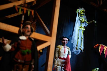 Las marionetas que simbolizan lo grotesco en la exposición 'Esperpento. Arte popular y revolución estética', en el Museo Reina Sofía de Madrid.