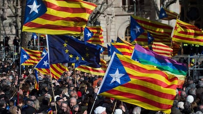 Manifestantes ante el Palacio de Justicia de Catalu&ntilde;a en el primer d&iacute;a del juicio por la consulta del 9-N. 