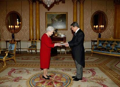 El embajador español en Reino Unido, Federico Trillo, en audiencia privada con la reina Isabel II, en el palacio de Buckingham, el pasado 23 de octubre.