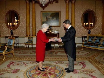 El embajador espa&ntilde;ol en Reino Unido, Federico Trillo, en audiencia privada con la reina Isabel II, en el palacio de Buckingham, el pasado 23 de octubre.