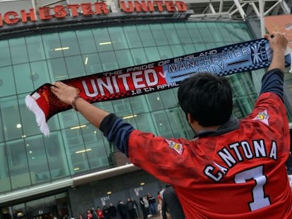 Un hincha del Manchester fuera de Old Trafford