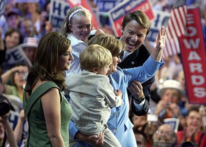 El senador John Edwards, acompañado de su familia en la convención demócrata en Boston.

 / ASSOCIATED PRESS