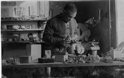 Oteiza trabajando en el laboratorio en 1957. 