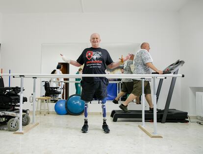 Oleksandr T, el paramédico al que un obús cortó las piernas, en el Hospital General Militar de la Defensa en Zaragoza.