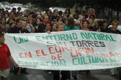 Vecinos de Russafa, ayer, durante la manifestación por el barrio para exigir un Parque Central sin torres.