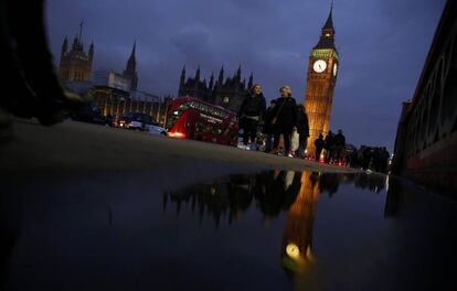 Varias personas cruzan el Westminster Bridge en Londres.