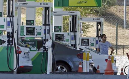 Un hombre reposta en una gasolinera