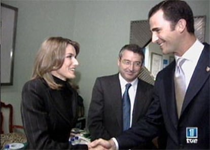 El príncipe de Asturias saluda en Oviedo, el 24 de octubre de 2003, a Letizia Ortiz, enviada de Televisión Española.