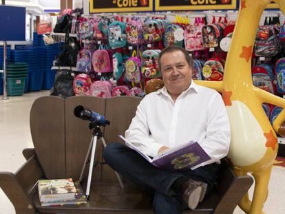 El consejero delegado de Toys "R" Us en España y Portugal, Paulo Sousa, posa en la tienda del centro comercial Nueva Condomina en Murcia.