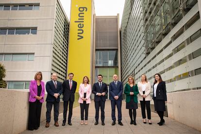 El presidente de Vueling, Marco Sansavini (tercero desde la izquierda), junto a la ministra de Transportes, Raquel Sánchez, y el presidente de la Generalitat, Pere Aragonès, en la inauguración esta mañana de la nueva sede de la aerolínea en Viladecans (Barcelona).