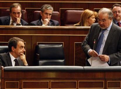 Zapatero, a la izquierda, escucha la intervención de Solbes en la sesión de control del Congreso.