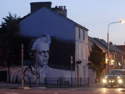 Una calle de Sligo (Irlanda), condado donde vivi&oacute; William Butler Yeats, cuya imagen se ve en la pared de una casa.
