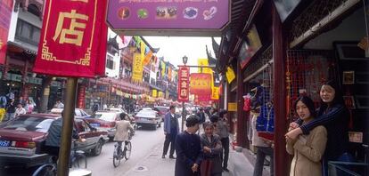Una calle comercial del centro de Shanghái, en China.