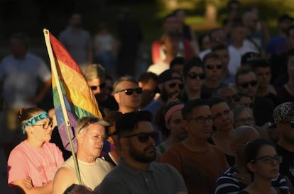Una multitud reunida en silencio frente al club Pulse de Orlando un año después de la masacre, sucedida el 12 de junio de 2016.