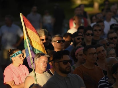 Una multitud reunida en silencio frente al club Pulse de Orlando un año después de la masacre, sucedida el 12 de junio de 2016.